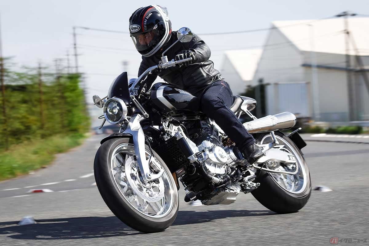 Vツインエンジンを車体剛体に使う発想は近代的。ハンドリングは軽快でライダーの意思に忠実だ