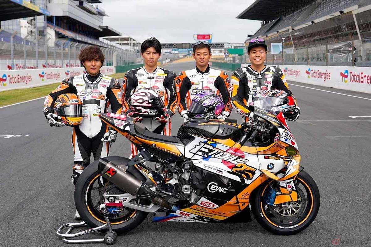 大久保光選手（右）と、「チームエトワール」の2026年シーズンのライダー達