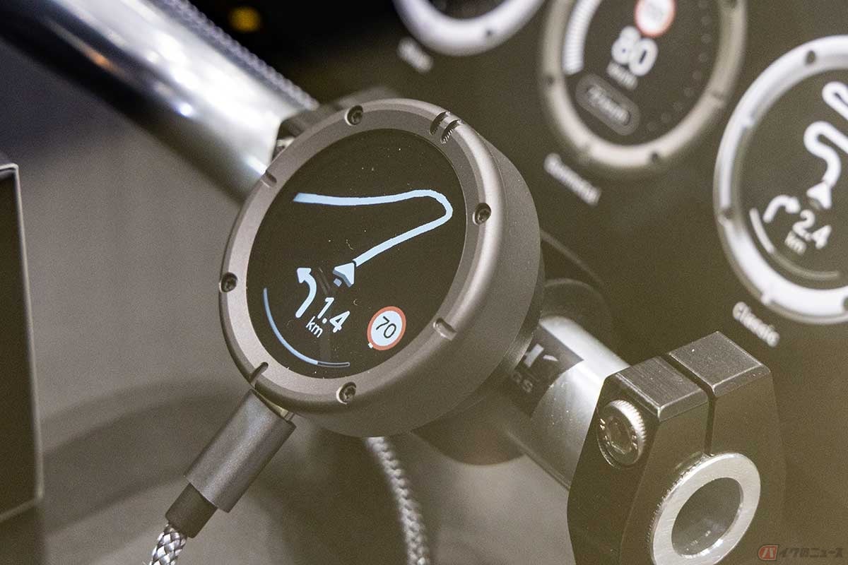 シンプルで分かりやすい表示は従来モデル同様で、新型ではより精細なルート表示になった