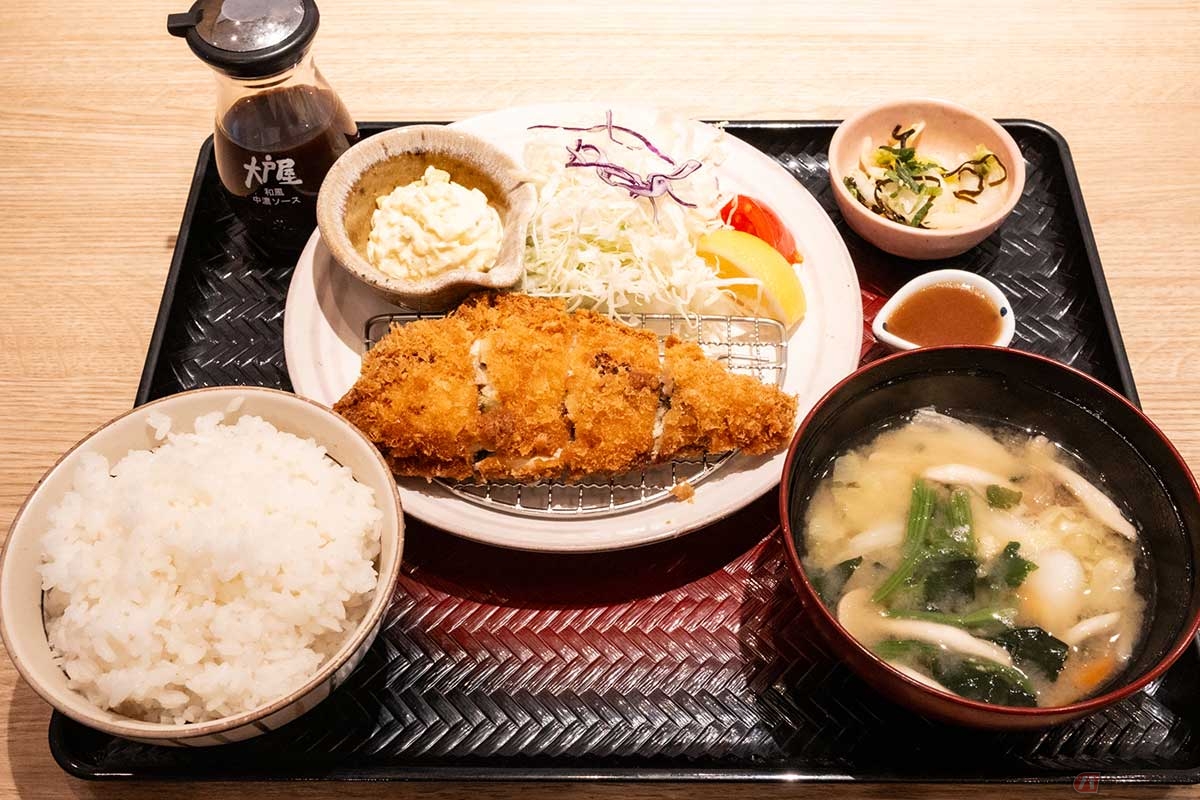 「大戸屋ごはん処　逗子店」の「バジルとチーズのアジフライ」をメインにした筆者的定食の図