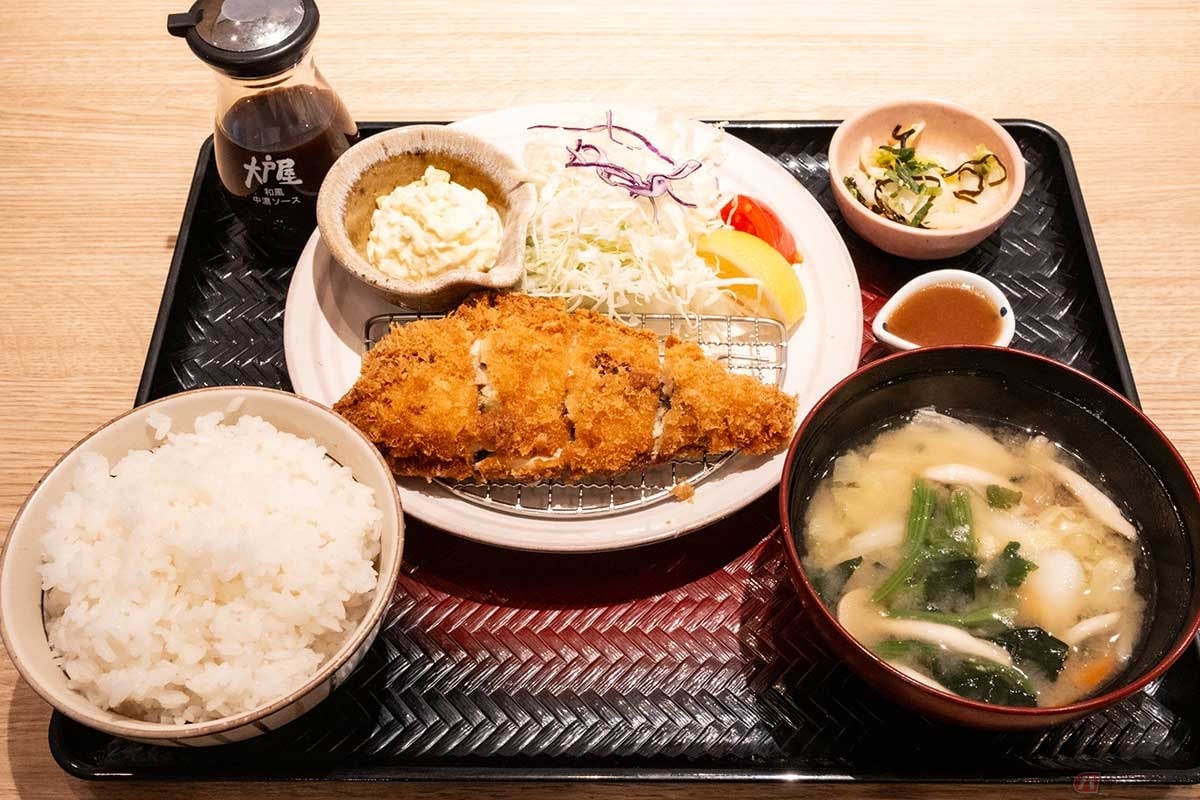 「大戸屋ごはん処 逗子店」の「バジルとチーズのアジフライ」をメインにした筆者的定食の図