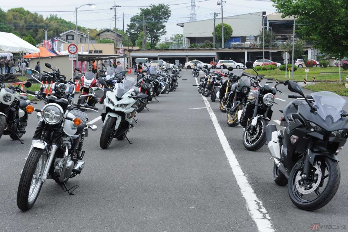 ライダーを待つ、開催史上最多となる47台の試乗車(写真=中島みなみ)