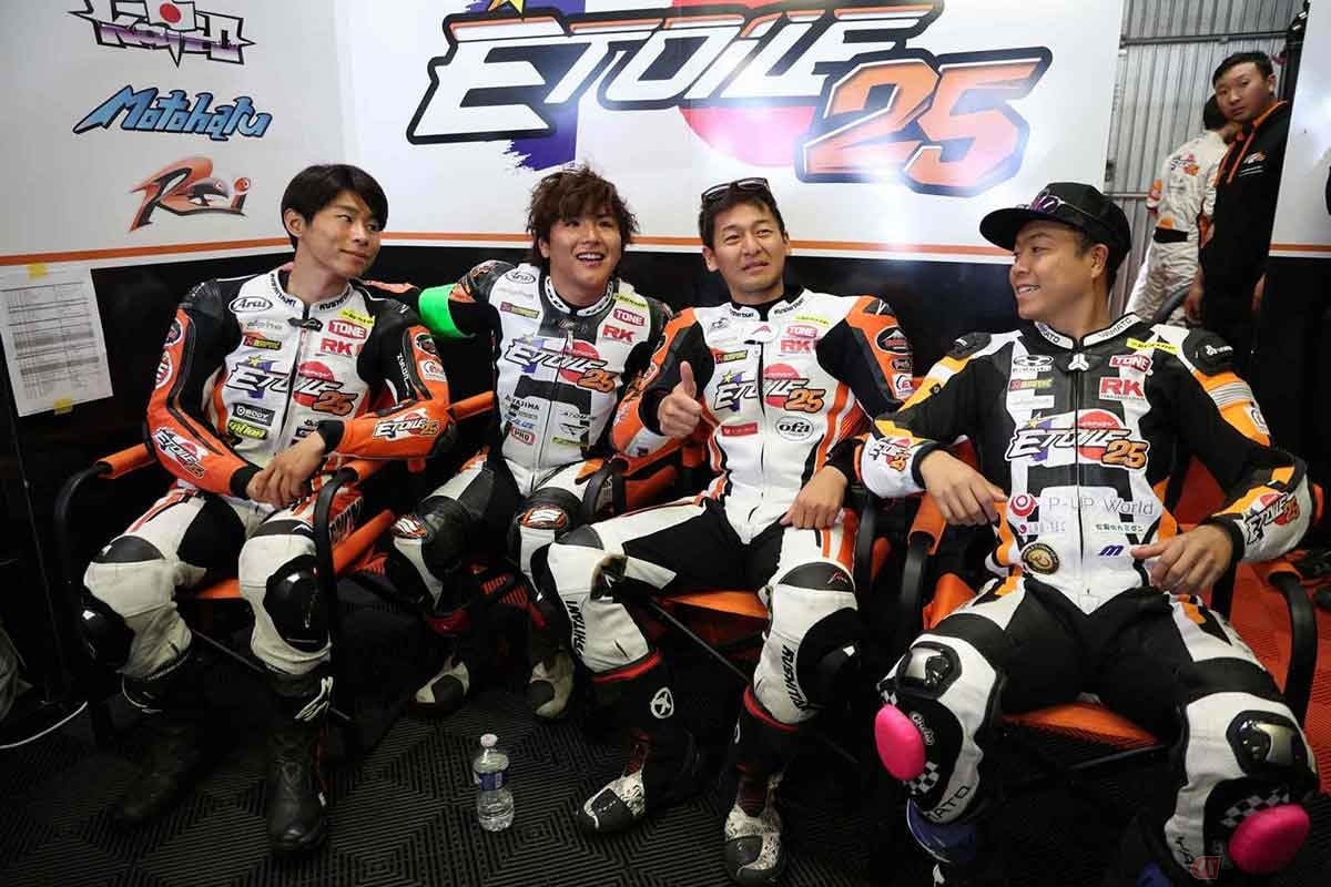 大久保光選手(右)と、2026年シーズンの「チームエトワール」のライダー達