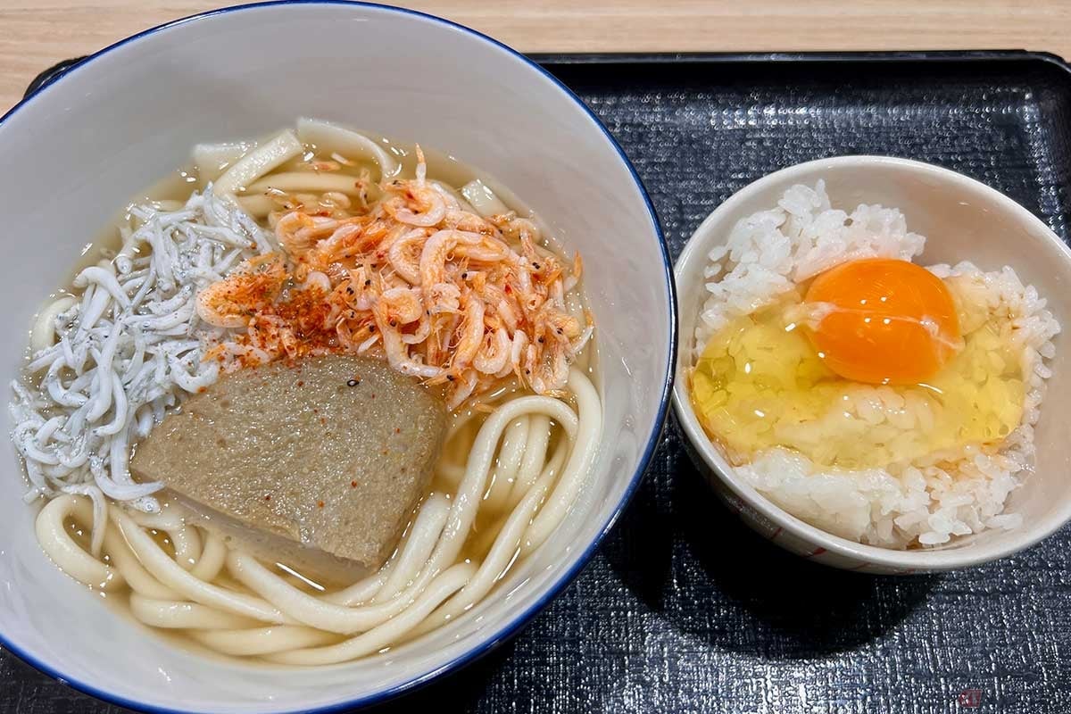 夜の新東名「NEOPASA静岡」(上り)で「しぞ~かうどん」(950円)と「卵かけご飯セット」(250円)を実食。相性はともかく、どちらも食べ慣れた味で安心感は高い