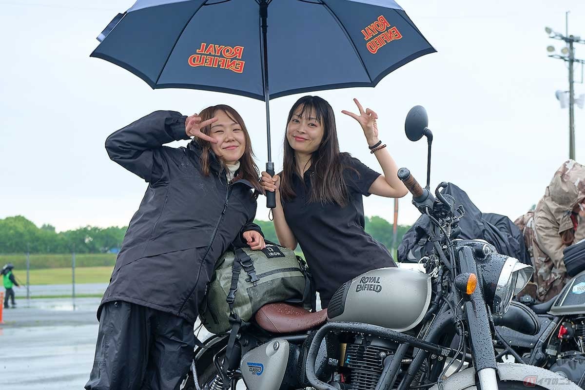 福岡から来たai_classic350さん(左)。「色々なロイヤルエンフィールドとレースが観たくて来ました。4年前に購入したこのクラシック350が初めてのバイクです。すでに1万5000kmほど走っています」。仲良しのアンバサダー、マピコさん(右)と記念写真