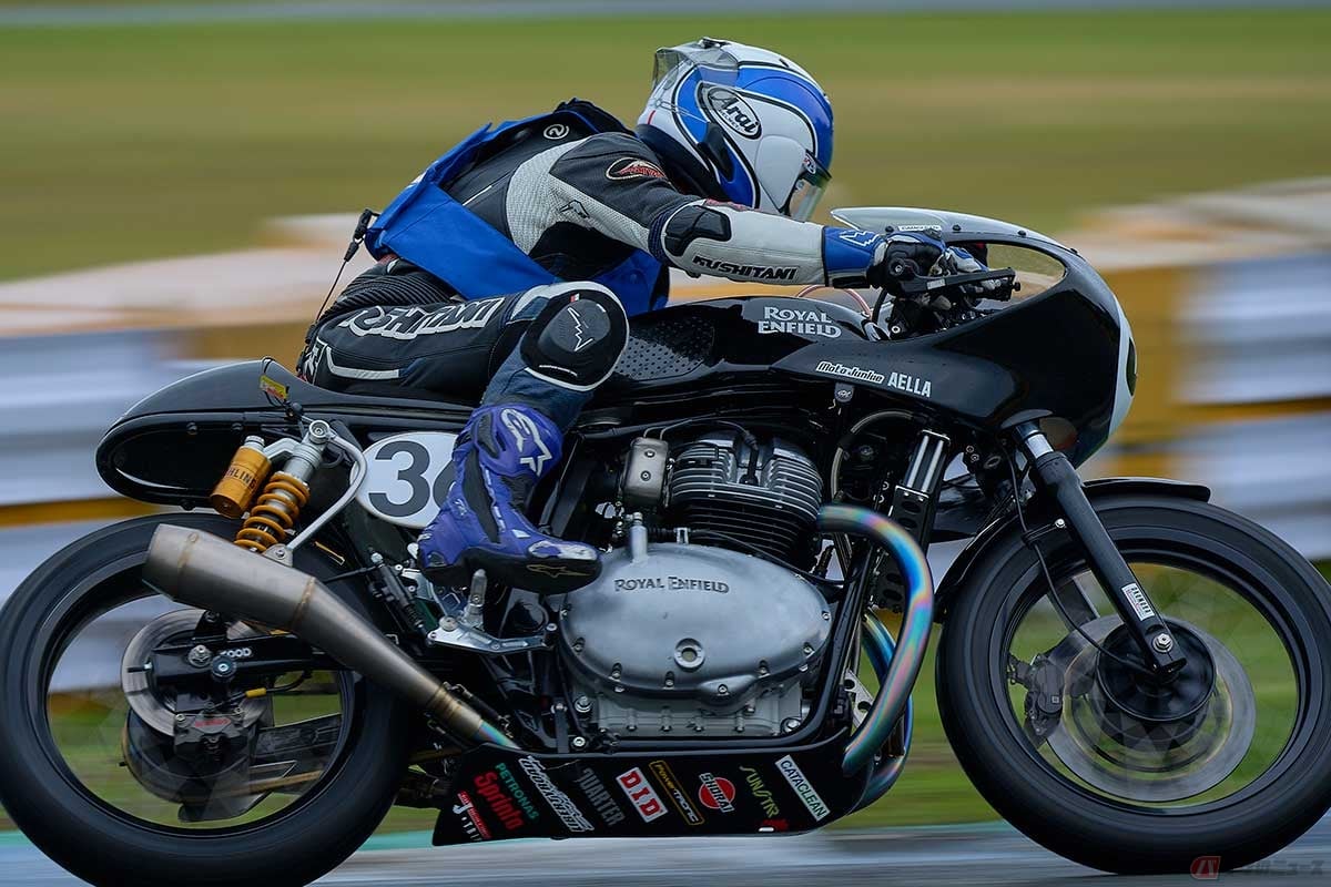 筆者（小川勤）の走り。年々仕上がる「コンチネンタルGT650レーサー」は、毎年魅力を増していく。鉄馬は今シーズンからエアバッグ装着が義務になった