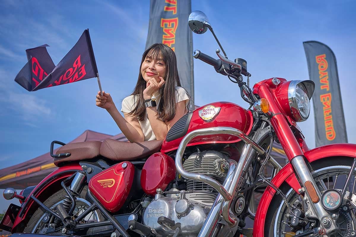 ロイヤルエンフィールド公式アンバサダーのmappico_riderさん。「鉄馬観戦とこのミーティングに参加するのは3回目。レースでは普段はありえないようなスピードで疾走するロイヤルエンフィールドに驚きます。こうしてたくさんのロイヤルエンフィールドが集まっているのを見るととても嬉しいです。毎年、イベント後は仲間と九州ツーリングを楽しんでから帰路につきます」