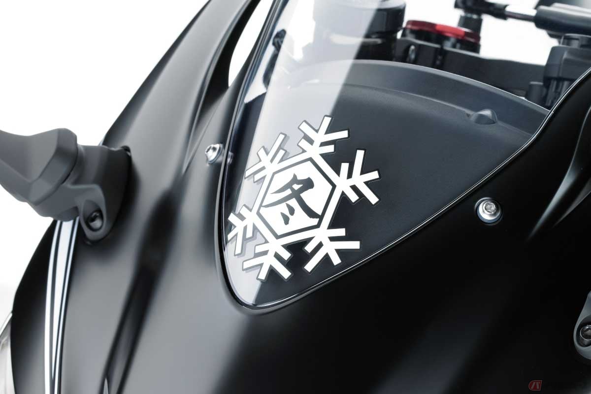 カワサキのテスト用マシン「Ninja ZX-10R KRT Winter Test Edition」(2016年)のスクリーンに貼られた「冬」のデカール
