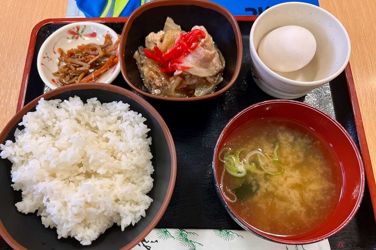 東名高速「港北PA」(上り)の「朝メニュー」のひとつ「肉煮定食」(660円)。お盆の上が充実している。ご飯は多めだった