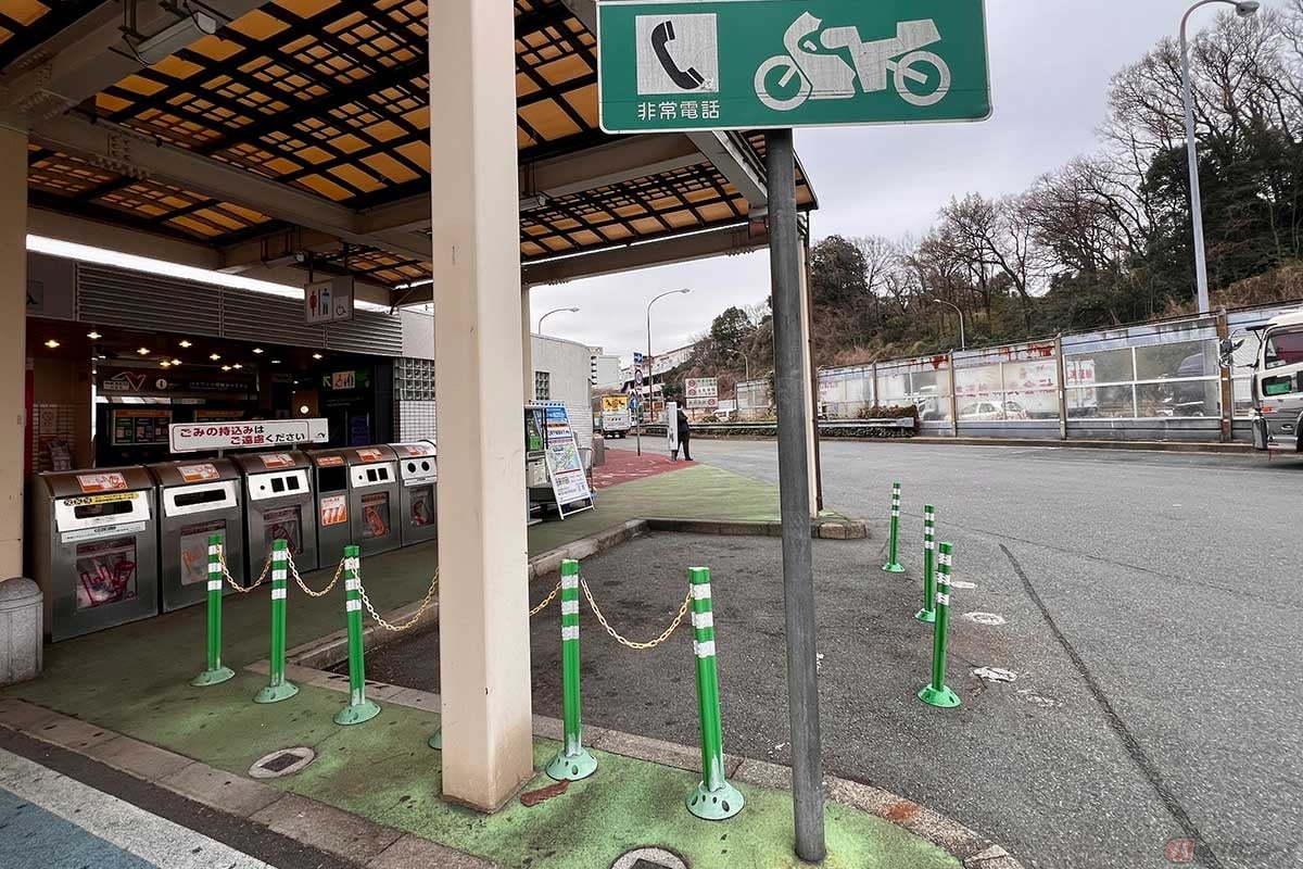 コンパクトな施設の「港北PA」(上り)だが、2輪専用の駐車スペースが屋根の下に確保されており、トイレが目の前で利便性も高い