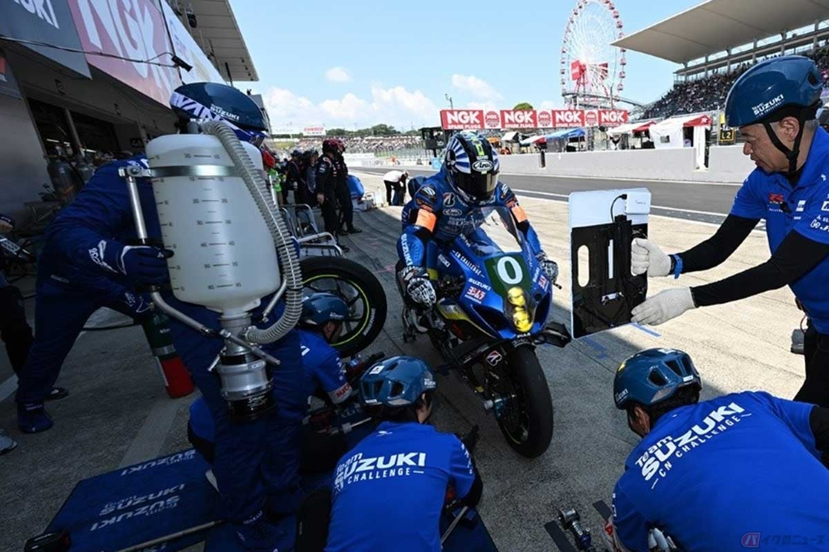 2024年から鈴鹿8時間耐久レースに挑戦する「チームスズキCNチャレンジ」は、100%サステナブル燃料を使用(2025年の鈴鹿8耐の給油シーン)