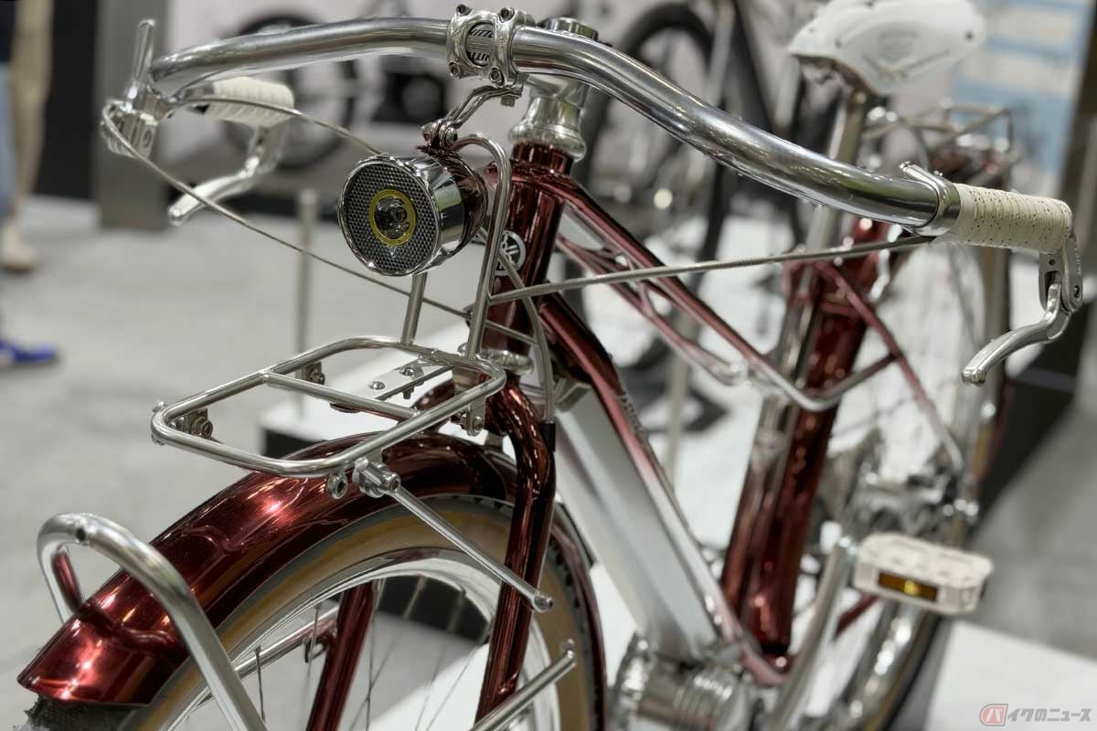 ヤマハe-BIKEのコンセプトモデル「Y-00B:Bricolage」は、同社の第1号バイク「赤とんぼ」の愛称で親しまれた「YA-1」(1955年)へのオマージュとして、クラシックな美意識と現代のテクノロジーを融合させている