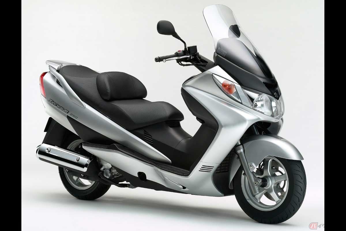 250ccクラスのビッグスクーターで、初めてフューエルインジェクションを装備したスズキ「スカイウェイブ250」(2002年)