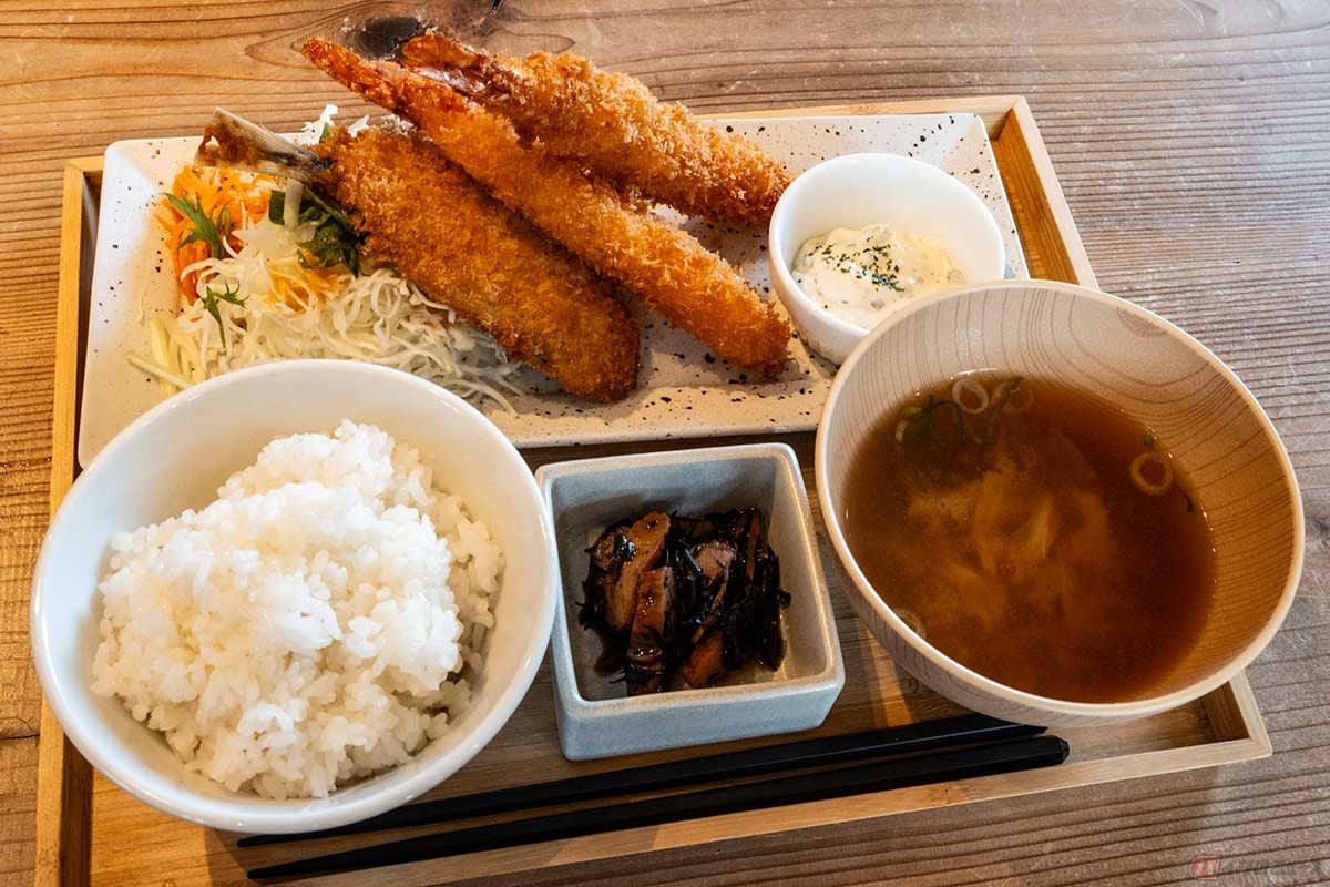 「西浦食堂」の「エビとアジフライ定食」。エビフライ2尾に肉厚のアジフライでカロリー満点のパワーフード