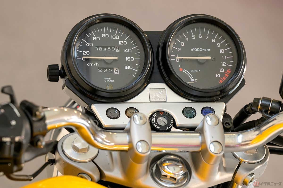 ハンドルやメーター周りにクロームメッキパーツを配置して質感を高め、バイク本来の美しさを強調する仕上がり