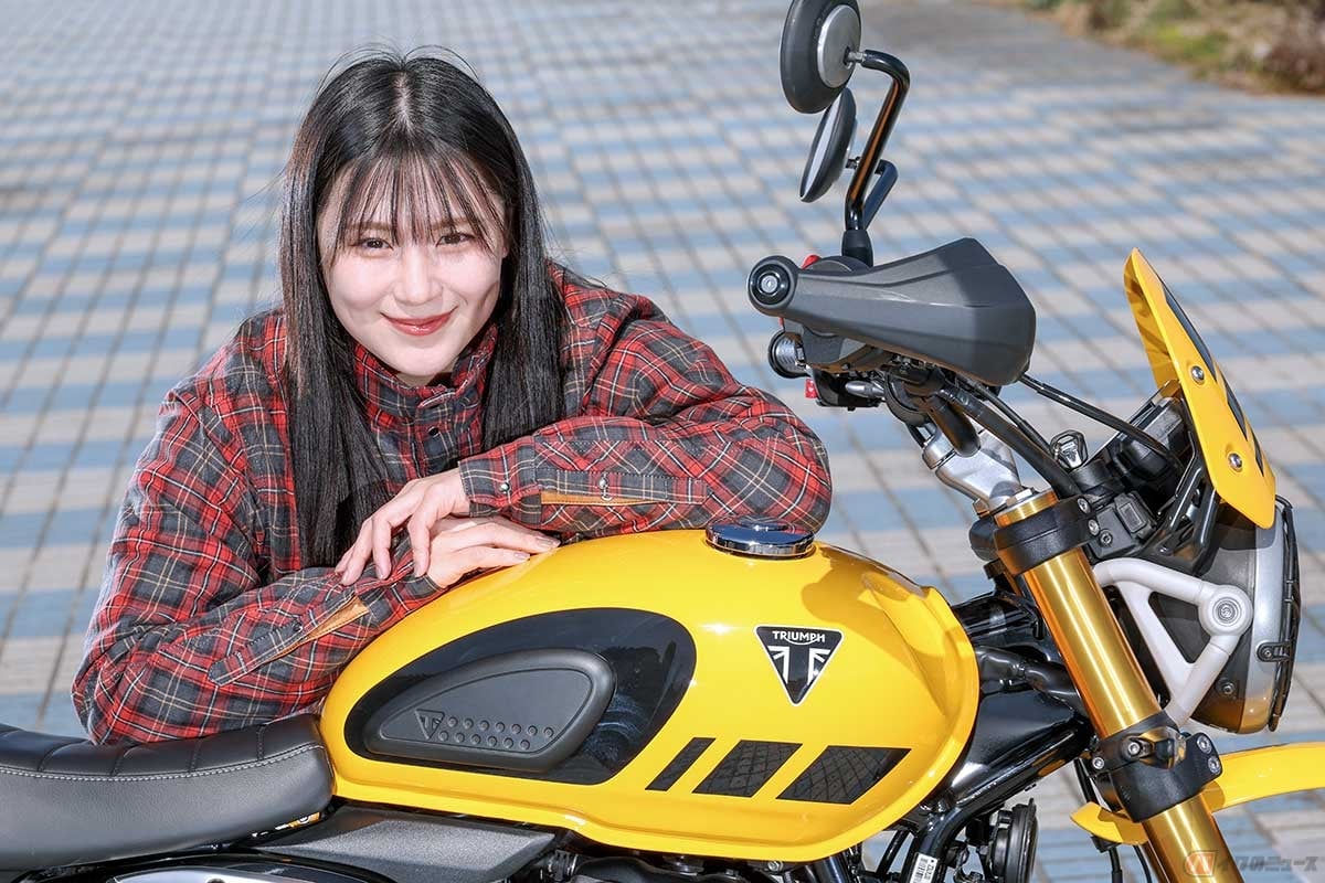 トライアンフ「Scrambler 400 XC」と、バイク女子の高梨はづきさん