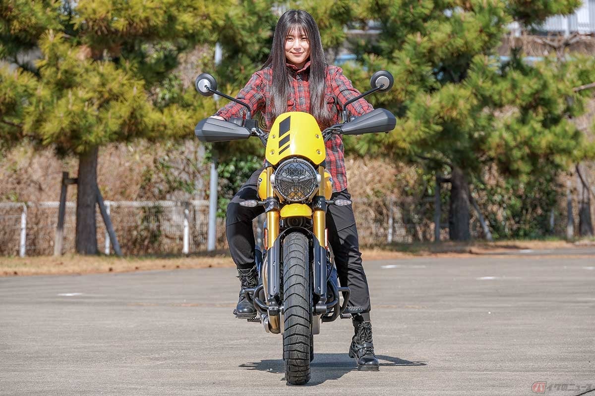 身長158cmの高梨はづきさんが、シート高835mmの車体にまたがった状態。スリムな車体でシートの前方が絞り込まれているから足を地面に下ろしやすい。車重も比較的軽くて緊張感が少ない