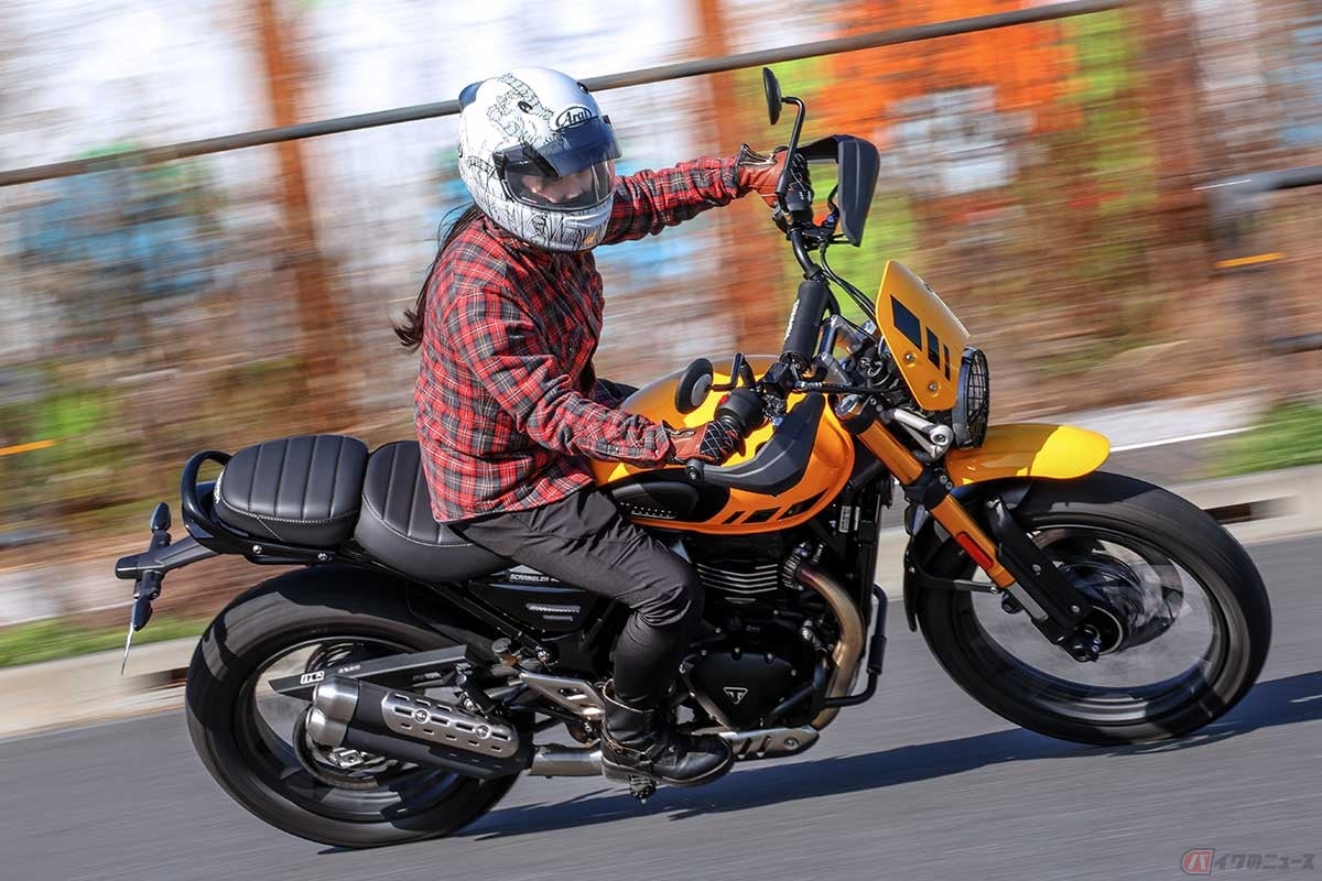 トライアンフ「Scrambler 400 XC」に試乗する、バイク女子の高梨はづきさん