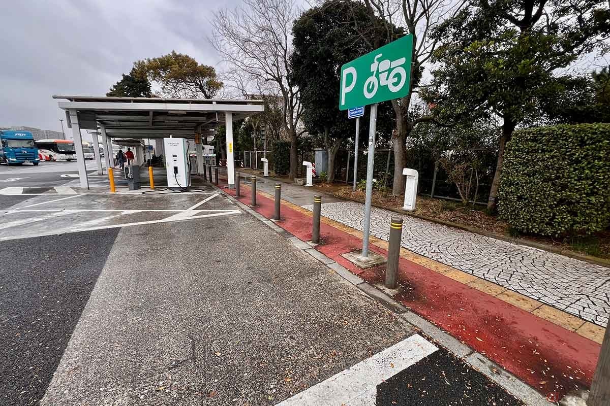 建物へ続く通路には屋根があるものの、2輪駐車スペースは屋根がなくて狭い。利用者が少ないのか？　他のPA施設と比べるとやはり改善を望みたくなる