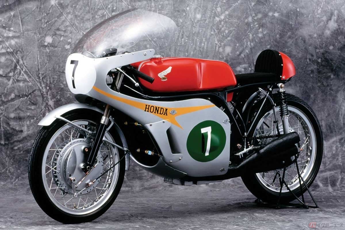 ホンダのWGP250ワークスマシン「RC166」(1966年、1967年)。排気量249.42ccの空冷4ストローク並列6気筒DOHC4バルブエンジンは、最高出力60ps以上を1万8000回転で発揮し、最高速度は240km/hオーバー!