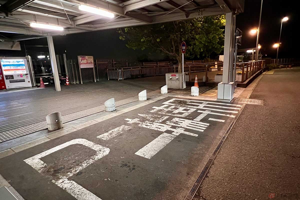 さほど広くない敷地ながら、屋根下に2輪専用の駐車スペースがしっかり確保されている