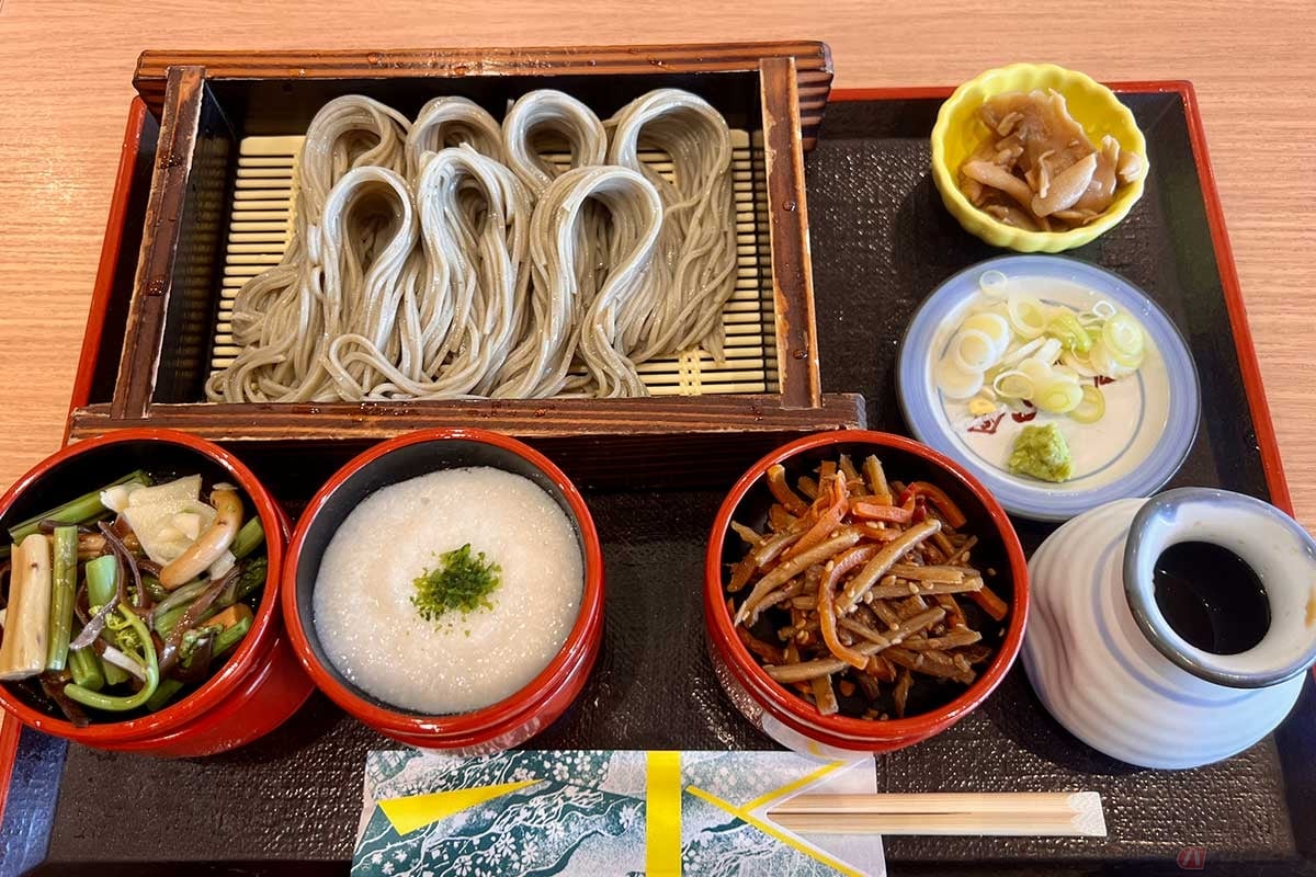 関越道「赤城高原SA」(上り)で見つけた期間限定の「季節の彩りへぎそば」(1400円)は、日本の料理の魅力のひとつでもある見た目の美しさがあり、食べる前に、涼やかなそばとつゆの具材の彩りも楽しめる