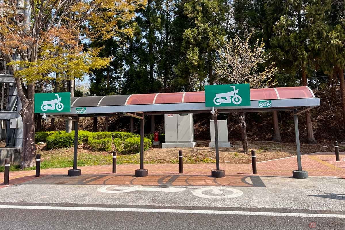 屋根が設置された2輪専用の駐車スペースは広く、利用しやすい