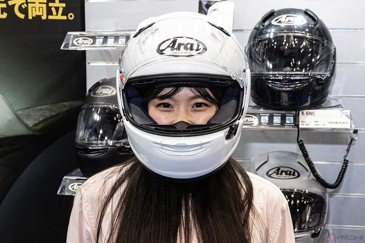 アライヘルメットの新製品「X-SNC」を体験する、バイク女子の高梨はづきさん