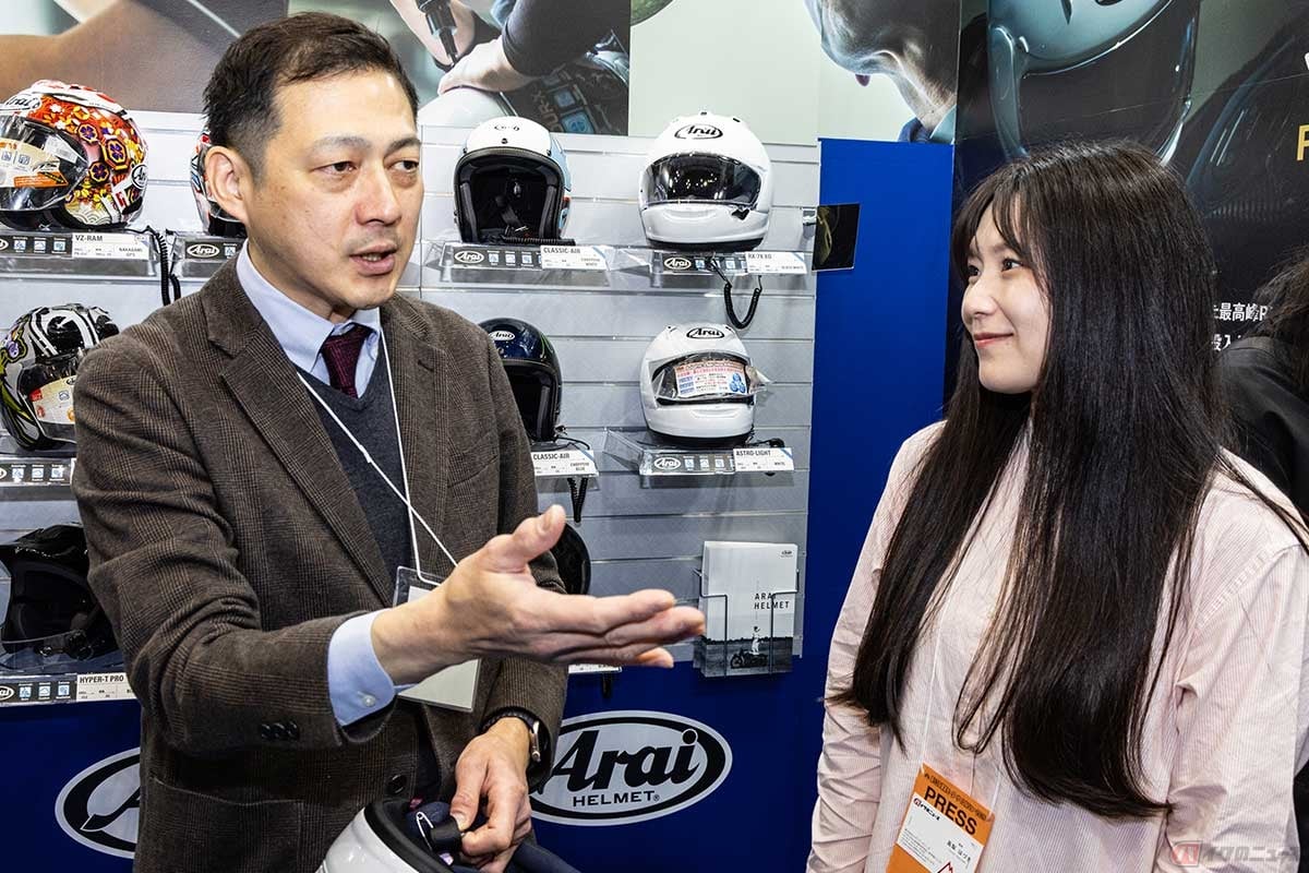 アライヘルメットについて、新井章仁さん(取締役)から詳しい解説を聞く高梨はづきさん