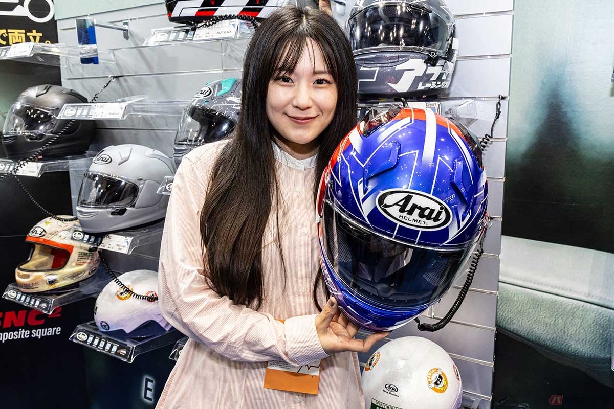 アライヘルメットの新製品「X-SNC」と、バイク女子の高梨はづきさん
