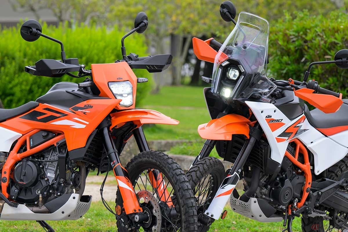 KTM「390 ENDURO R」(左)と「390 ADVENTURE R」(右)。いずれも排気量400cc以下の「中免」で乗れるオン/オフモデル
