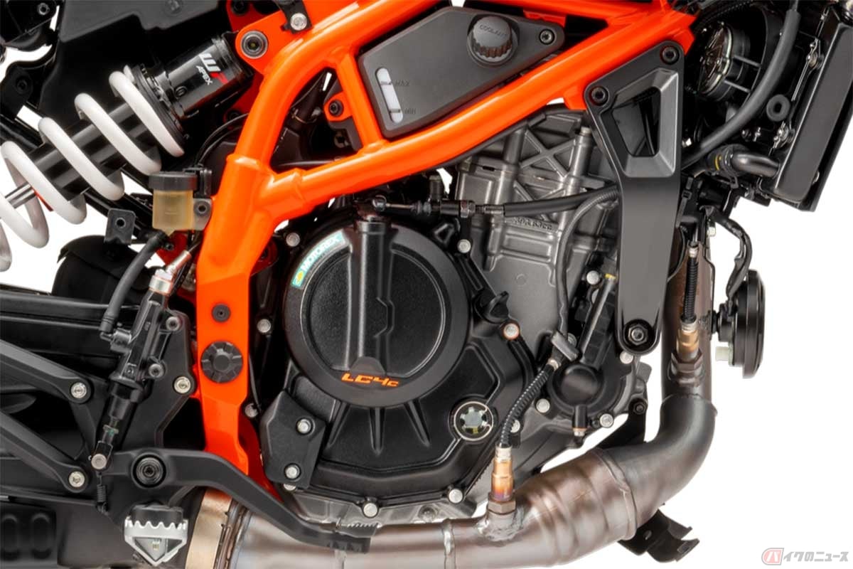最新のKTM「390」シリーズが搭載する水冷単気筒エンジンは、ボア×ストロークが89×64mmで、排気量は398.7cc。最高出力は45ps/8500rpm、最大トルクは39Nm/7000rpmを発揮