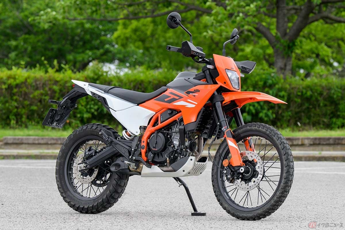 車名はレーシーなKTM「390 ENDURO R」だが、このモデルを競技に使う人は、世の中にはほとんどいないだろう。何と言ってもこのモデルの車重は、エンデューロレーサー「EXC」シリーズより50kg以上重い165.75kgなのだから