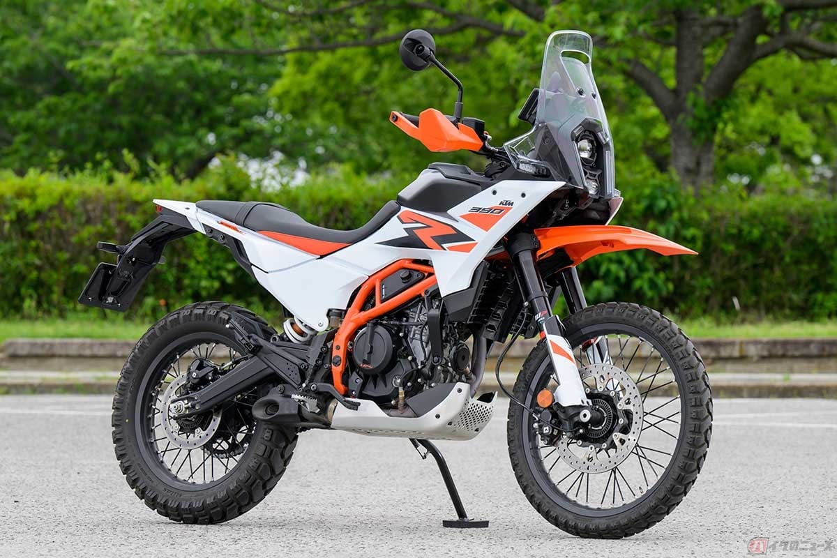 KTM「390 ADVENTURE R」の最大の特徴は、ラリーマシンの「450 RALLY」を彷彿とさせるフロントマスク。Vツイン・パラレルツインを搭載する兄貴分より、同社のレーサーに近い印象だ