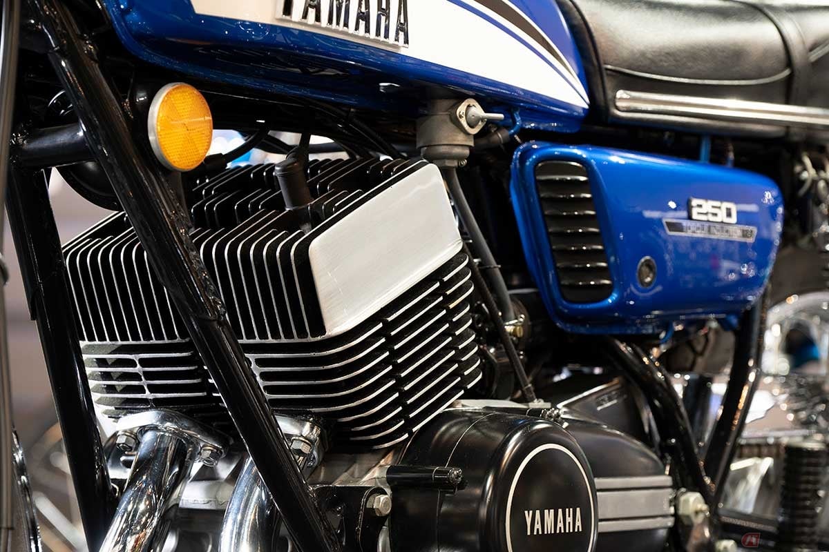 1973年に登場したヤマハ「RD250」は、排気量247ccの空冷2ストローク並列2気筒エンジンを搭載するロードスポーツモデル