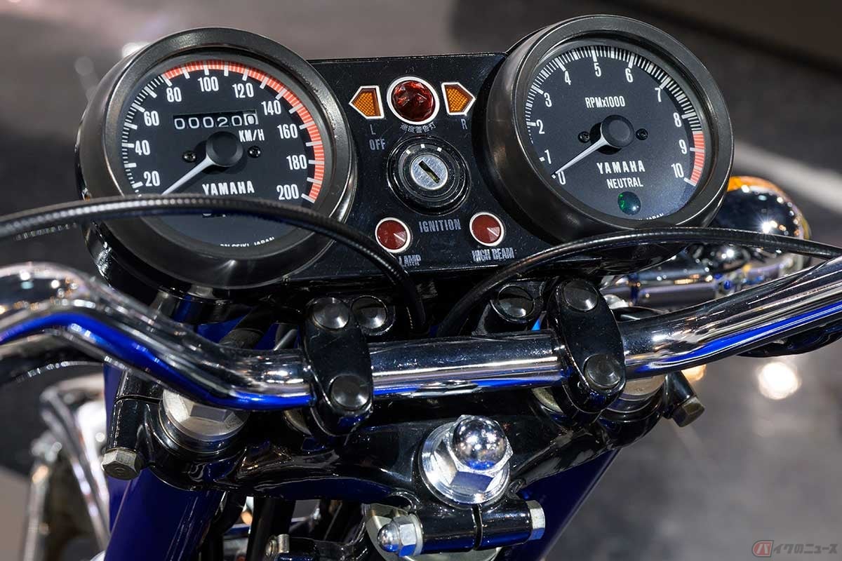 警告灯などが一体となったメーター。速度計は200km/h、回転計は10000rpmまで表示