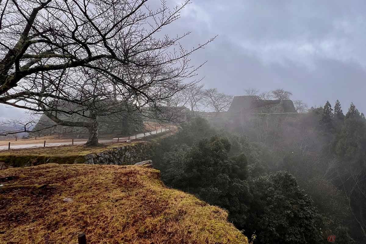 天候が不安定だったこともあり、霧がかかる「竹田城跡」はまさにドラマチックな風貌を見せてくれた