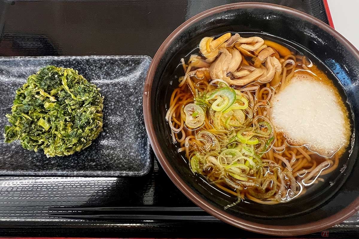東関道「酒々井PA」(下り)で朝食に選んだ「きのことろろそば」(750円)と「春菊天」(230円)のトッピング。朝でも食べやすい組み合わせ