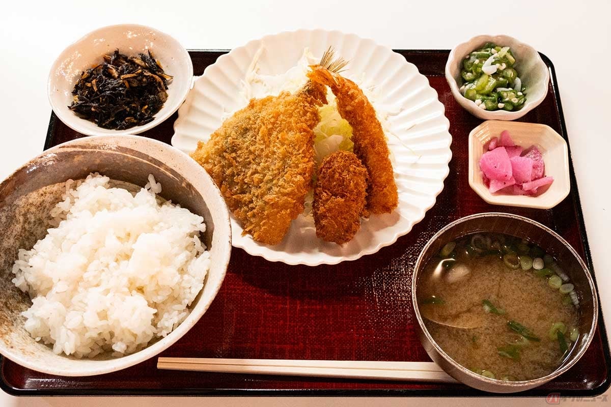 「塩釜水産物仲卸市場」内にある「うなぎと竈いくら 山都」の「ミックスフライ定食」は、大葉アジフライと海老フライ、三陸産の牡蠣フライがセットになっている