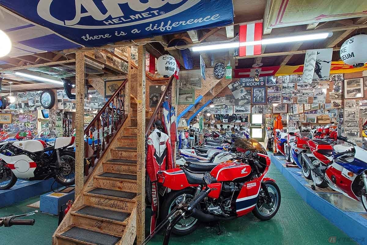 マン島の「マレーズモーターサイクル博物館」の様子。バイクやバイク関連のものがぎっちりと展示されている(写真/小林ゆき)