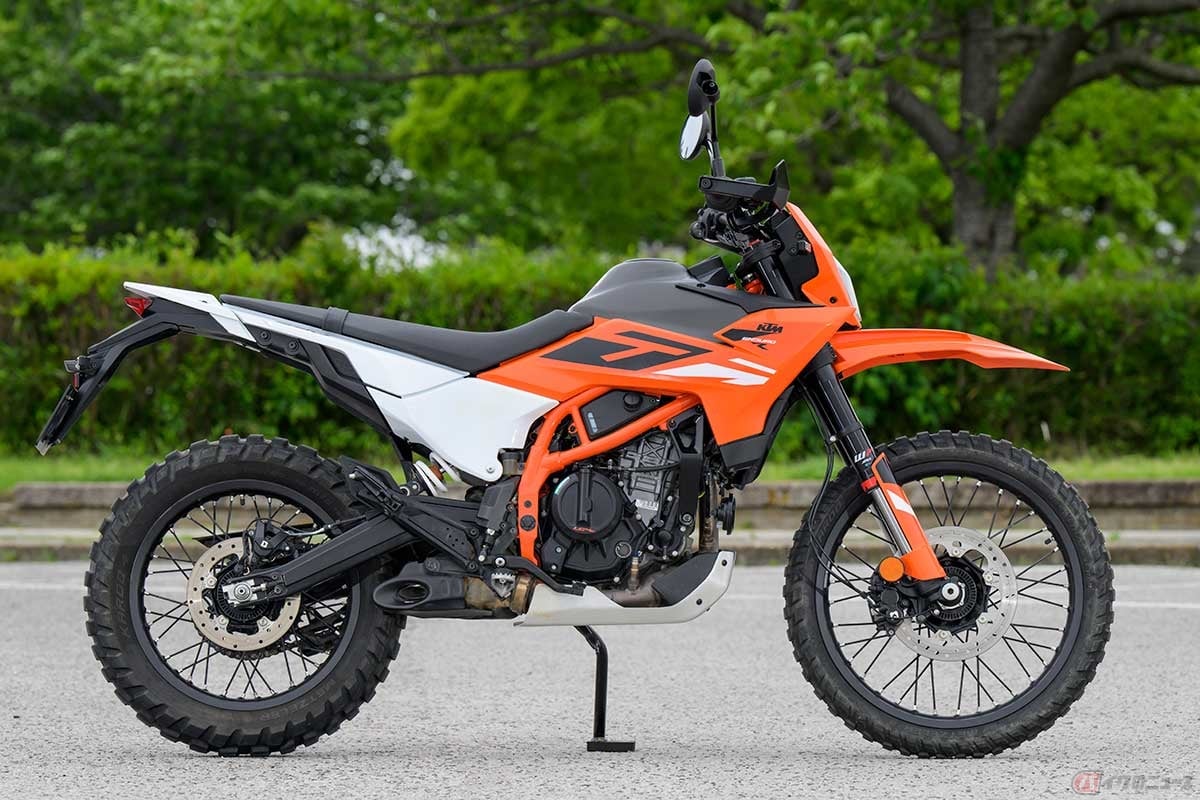 KTM「390 ENDURO R」マフラーは「390 DUKE」と共通のダウンタイプ。ただし、最低地上高はいずれのモデルも272mmを確保しているので、一般的な林道ツーリングなら不満を感じることはないだろう