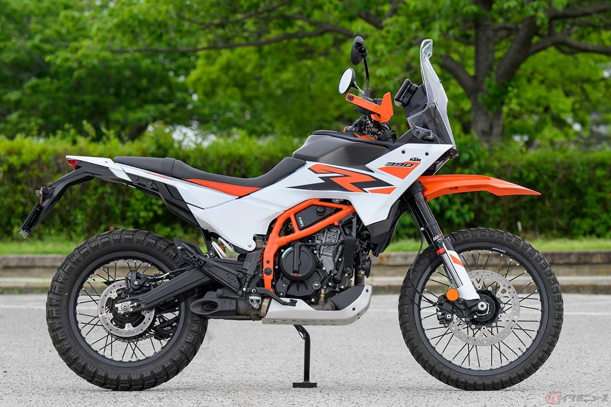 KTM「390 ADVENTURE R」2台に共通のタイヤサイズは、フロント90/90-21、リア140/80-18。標準装備品は、「390 ENDURO R」がラジアルのメッツラー・カルー4で、「390 ADVENTURE R」はバイアスのミタス・エンデューロトレイル