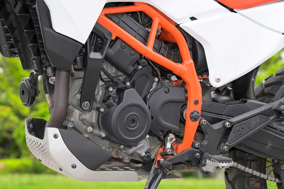「LC4c」という名称が与えられた排気量398.7ccの水冷単気筒エンジンは、最高出力45ps／8500rpm、最大トルク39Nm／7000rpmを発揮