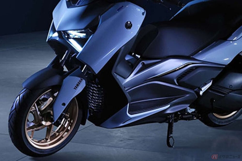 ヤマハ「XMAX」2026年モデル発売!! 金属的な質感のグレー＆レーシーな