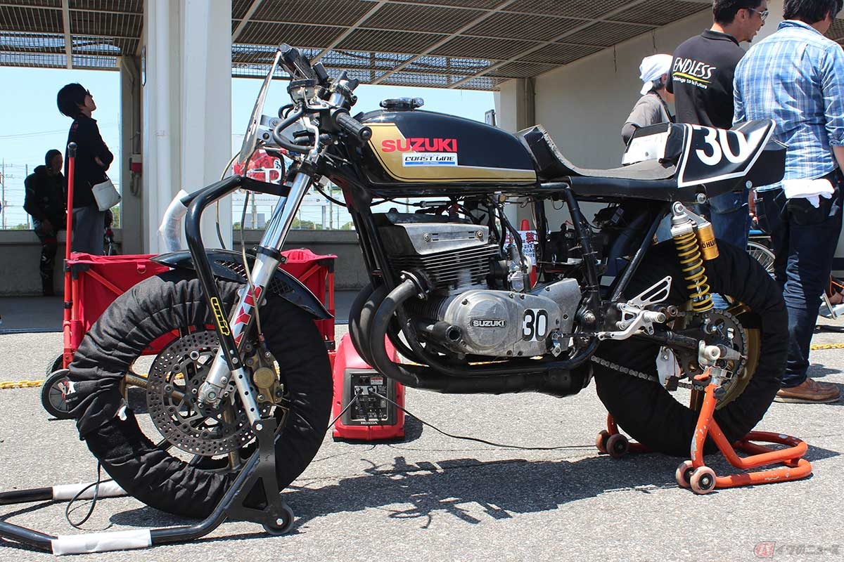 集合タイプのチャンバーを採用しているので、堀内さんの「GT550」の左側はスッキリした雰囲気