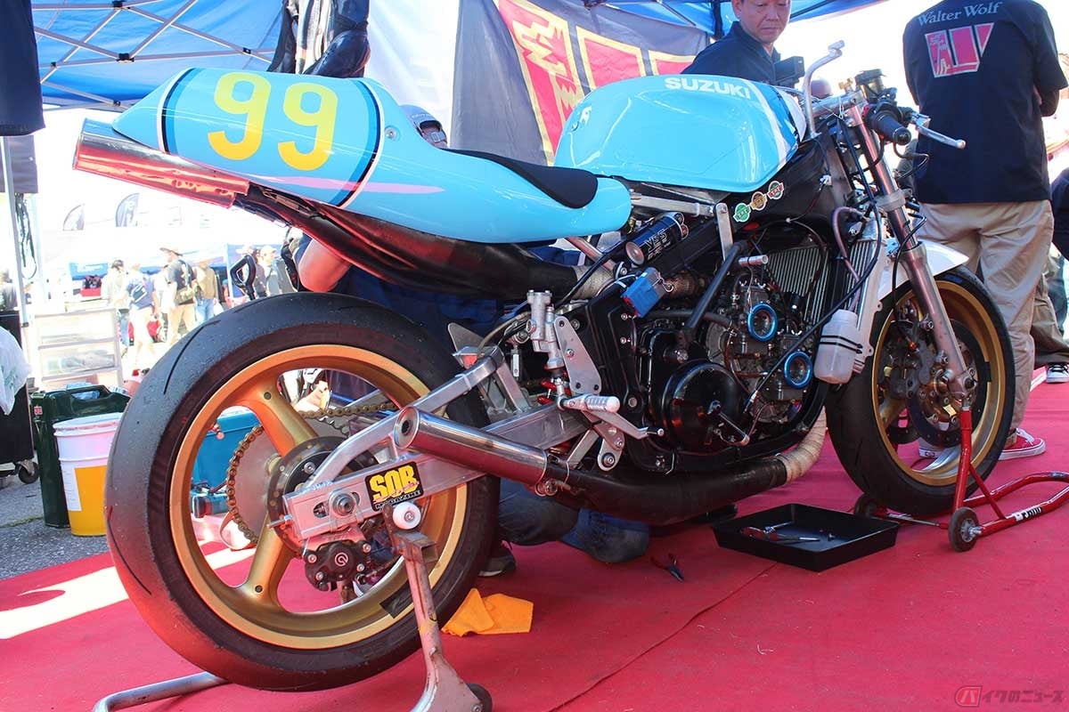 山下さんが駆る「RG500ガンマ」の黒く塗装したアルミフレームには独自の補強を追加。フロントフォークは「RGV250ΓSP(VJ21)」用で、前後17インチのホイールはマルケジーニ