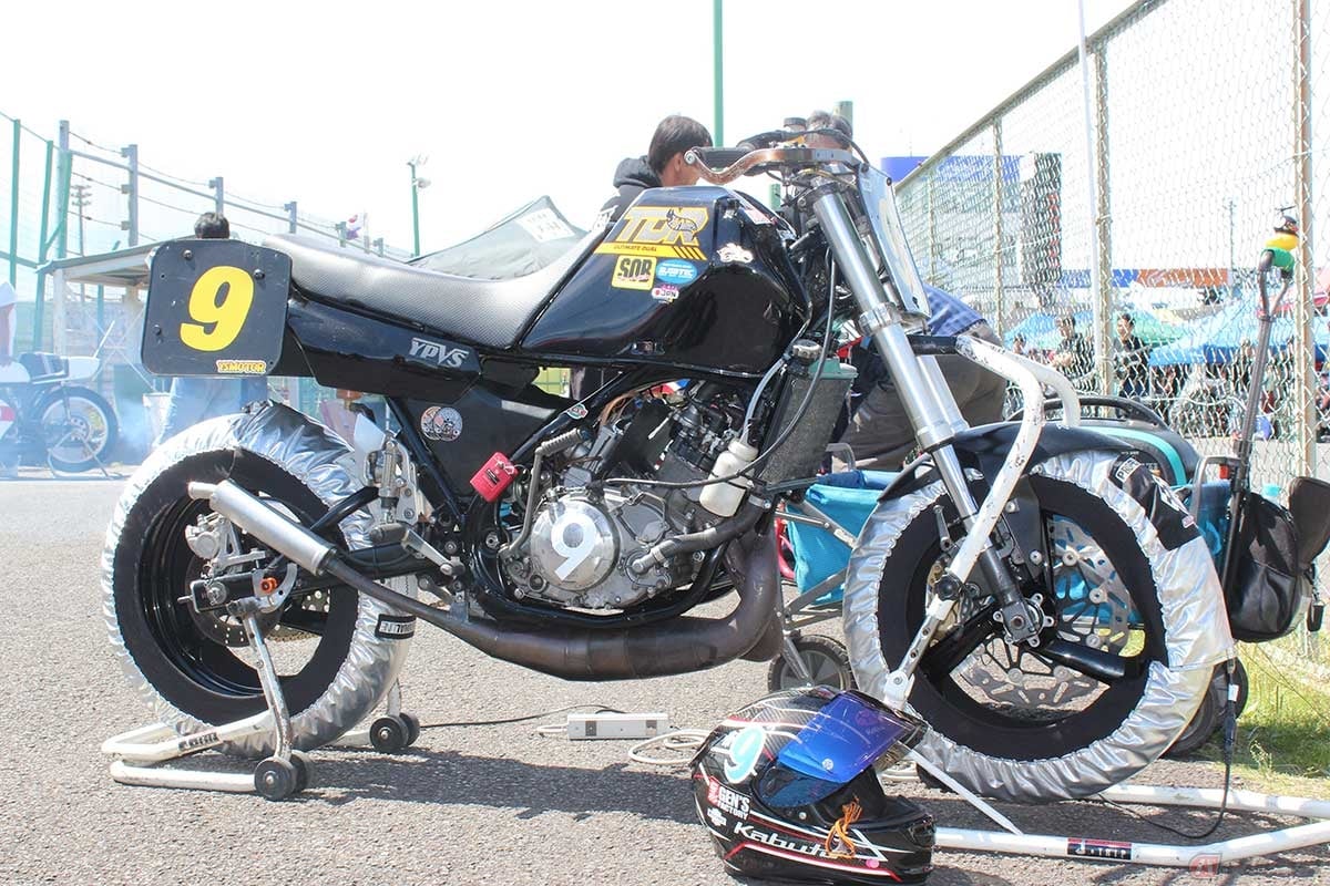 後藤さんの「TDR250」は、足まわりを全面刷新。倒立フォークは「TZR250R(3XV)」用を4cm延長して使用。スイングアームは「R1-Z」用で、バネレートを変更したリアショックは「YZF-R6」用がベース