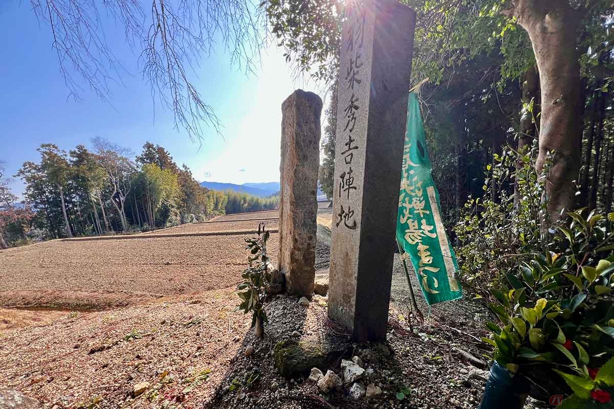 高台にある秀吉の陣地から信長本陣を眺める。麓には新東名高速道路の「長篠設楽原PA」がある。ここから戦を俯瞰で捉え、後方で支援や手配に奔走した秀吉、秀長の気持ちをしばし考えた