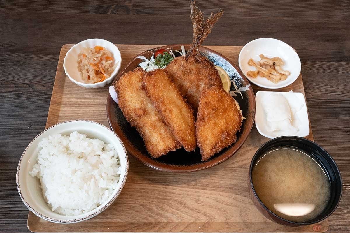 アジフライエージェントのAさんが注文した、「海の幸 畑の恵 ぼーめん」の「地魚フライ定食」。大きく厚いアジフライなど地魚が3種。その日に入荷した魚を使うので鯵が無いこともある