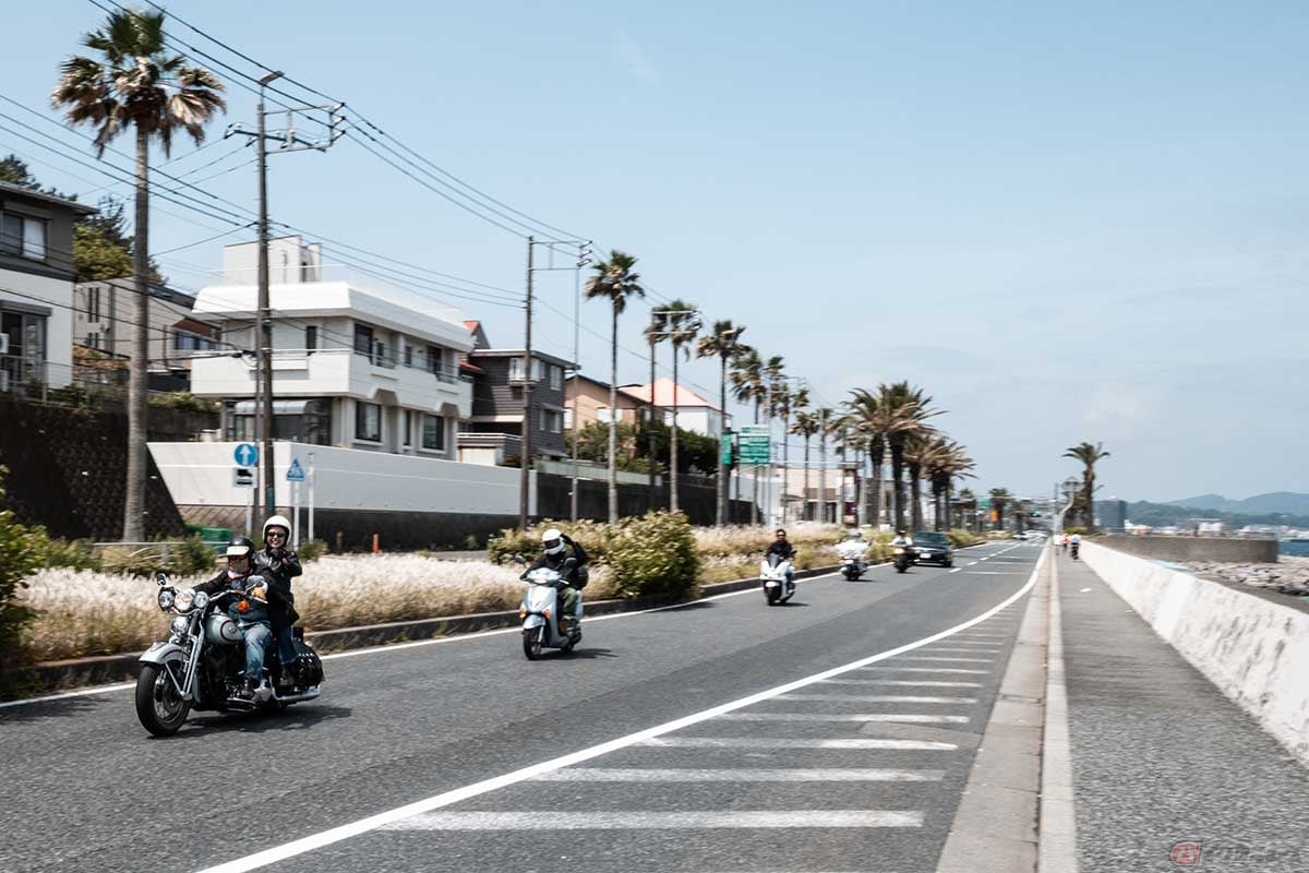 ハーレーなどの大型車と125ccのスクーターが混走のツーリング。高速道路を使わない半日ツーリングで、排気量が小さくても楽しめる